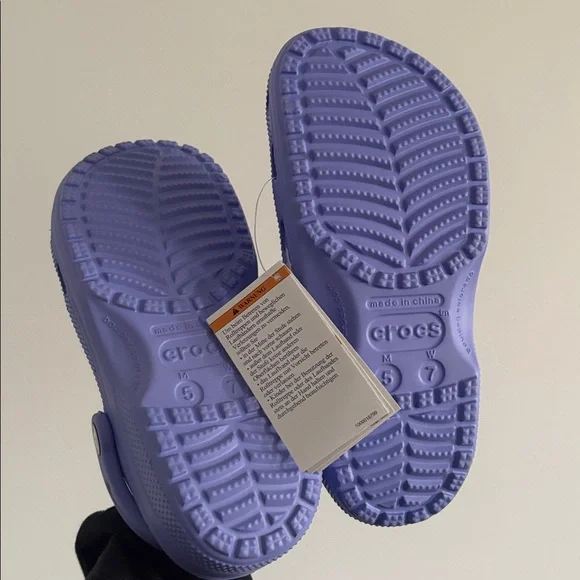 BNWT women’s size 7 digital purple crocs with Jibbitz Charms - Picture 2 of 4